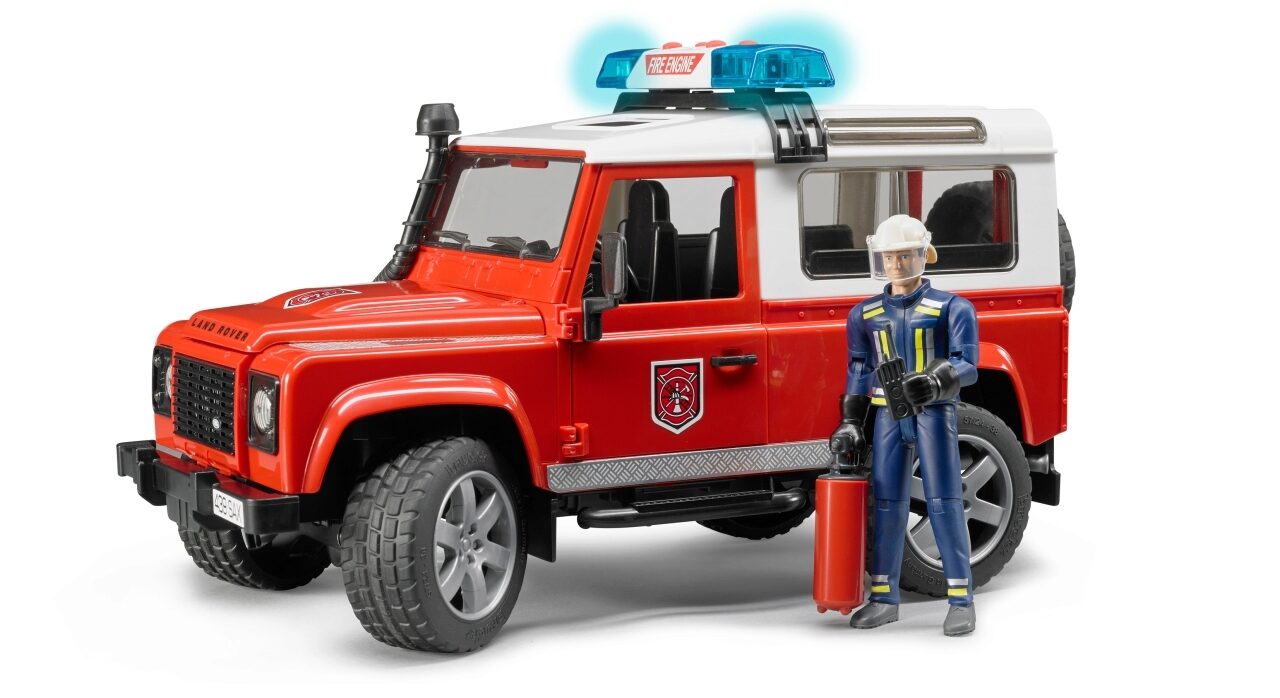 BRUDER 02596 Land Rover Defender Station Wagon Feuerwehr-Einsatzfahrzeug mit Feuerwehrmann inkl. Feuerlöscher