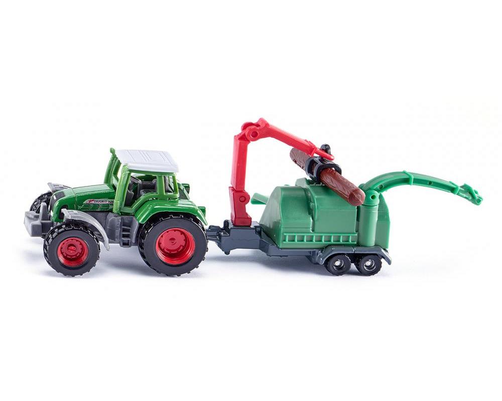 Traktor mit Holzhäcksler