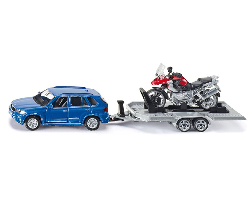 PKW mit Anhänger und Motorrad