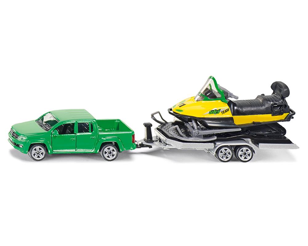 PKW mit Anhänger und Snowmobil